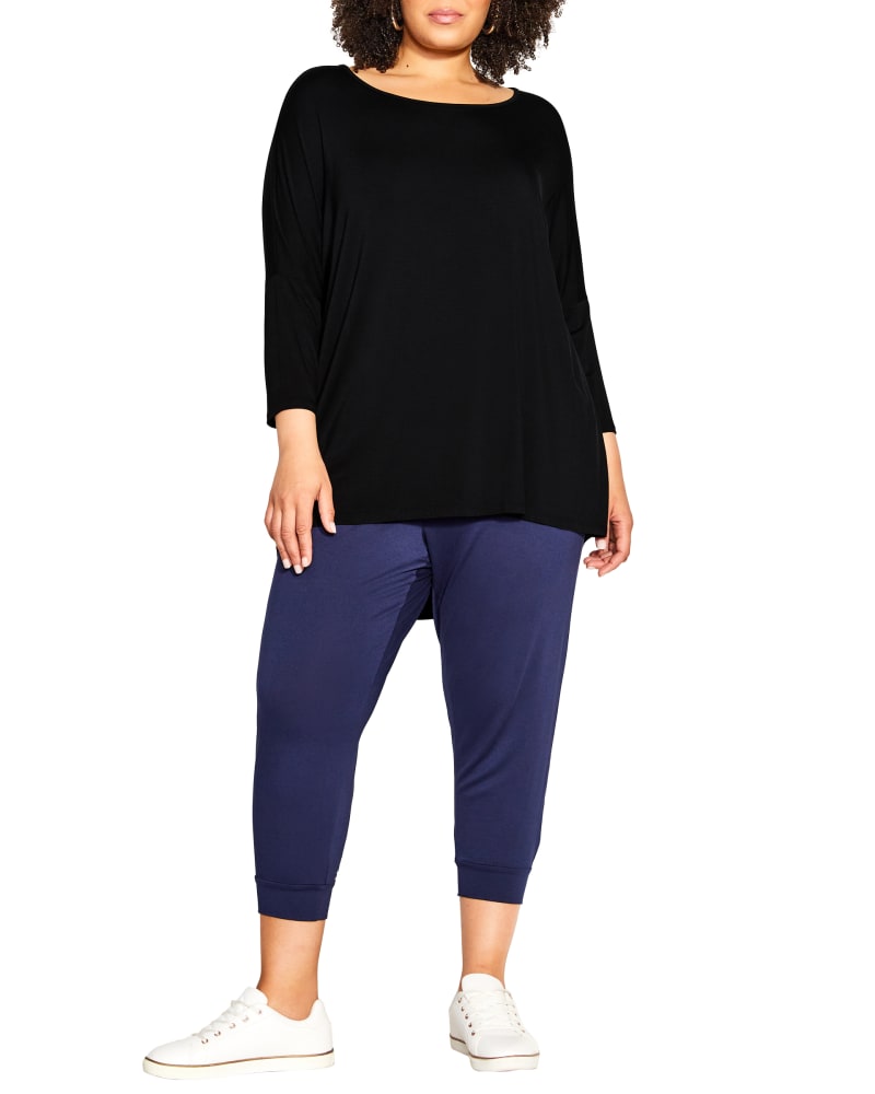 Front of a model wearing a size 20 TOP BAMBOO 3/4 in Black by Zim & Zoe. | dia_product_style_image_id:302954
